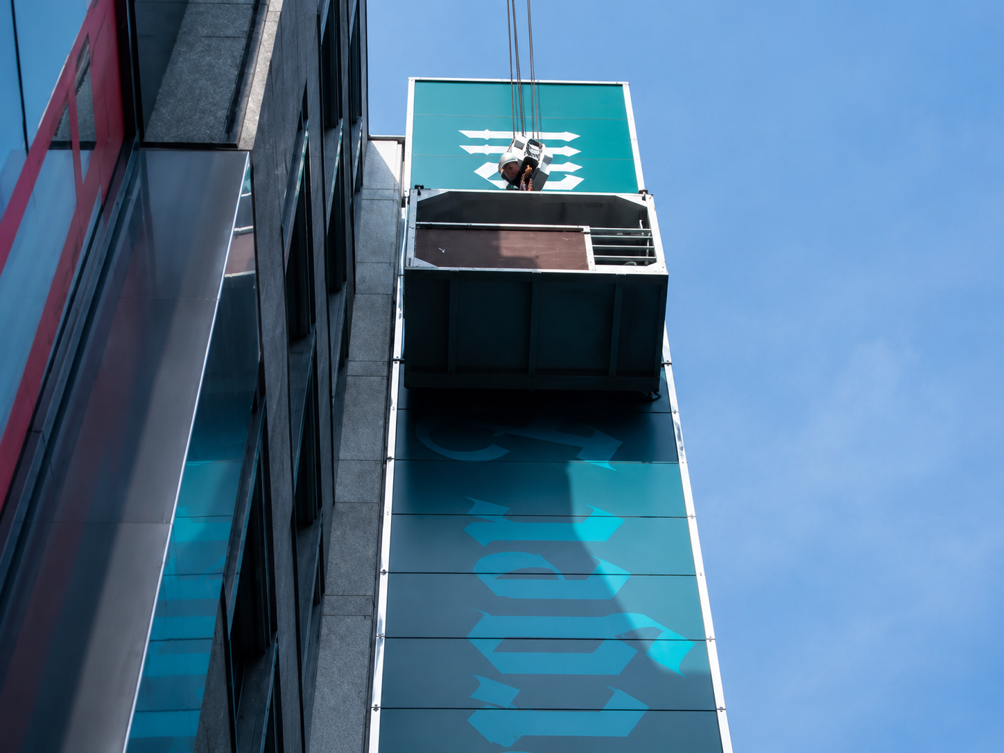 Kraneinsatz Neubeschriftung an Fassade