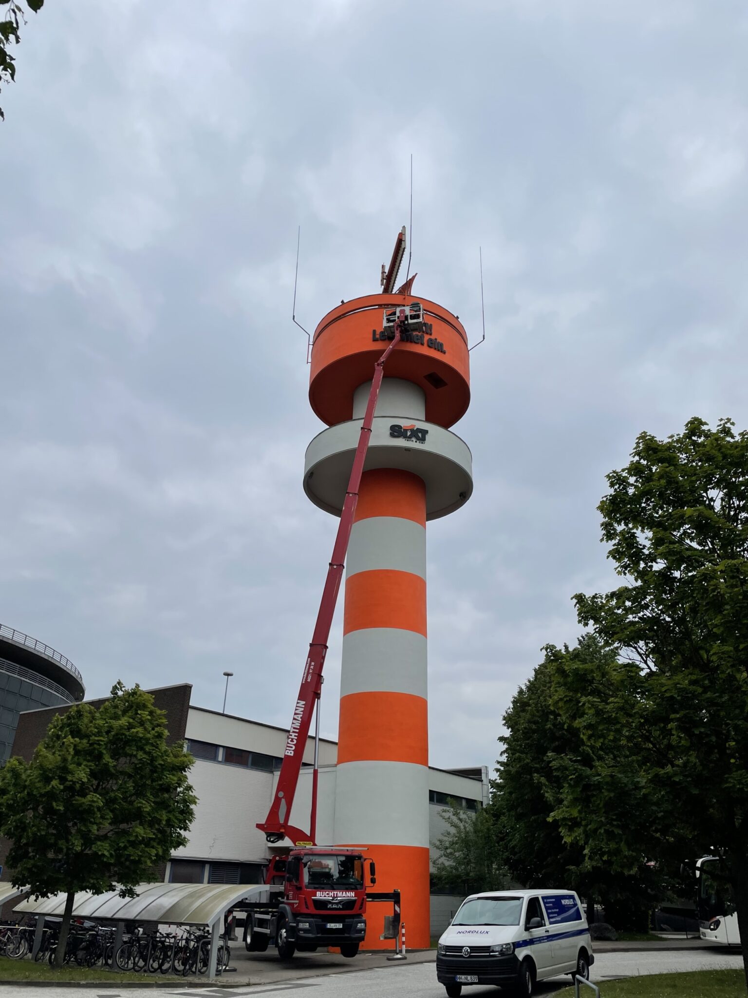 Sixt Radarturm Lichtwerbung umrüsten